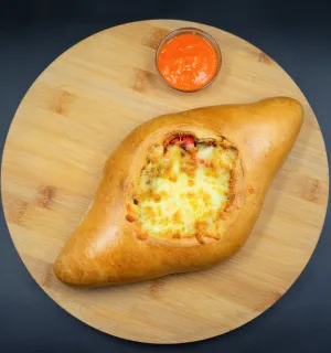 Хачапурі аджарський з куркою та овочами